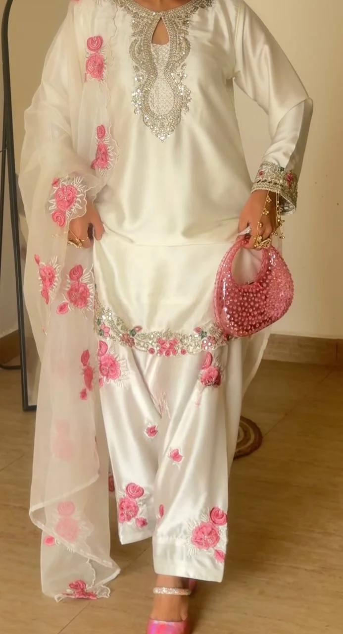 Chic Floral Ensemble for Special Occasions - Image 3