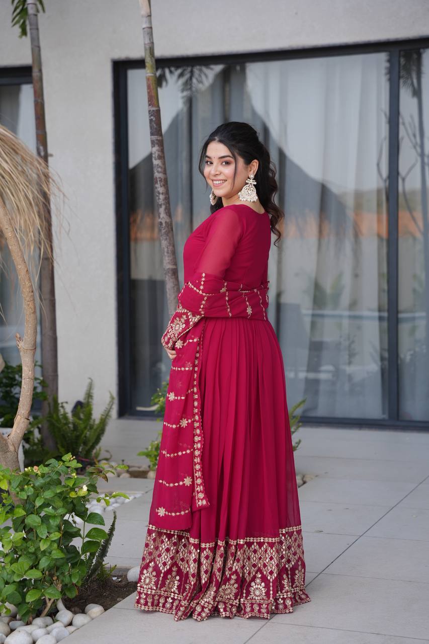 Fashion Meets Tradition in Beautiful Ensembles - Image 10