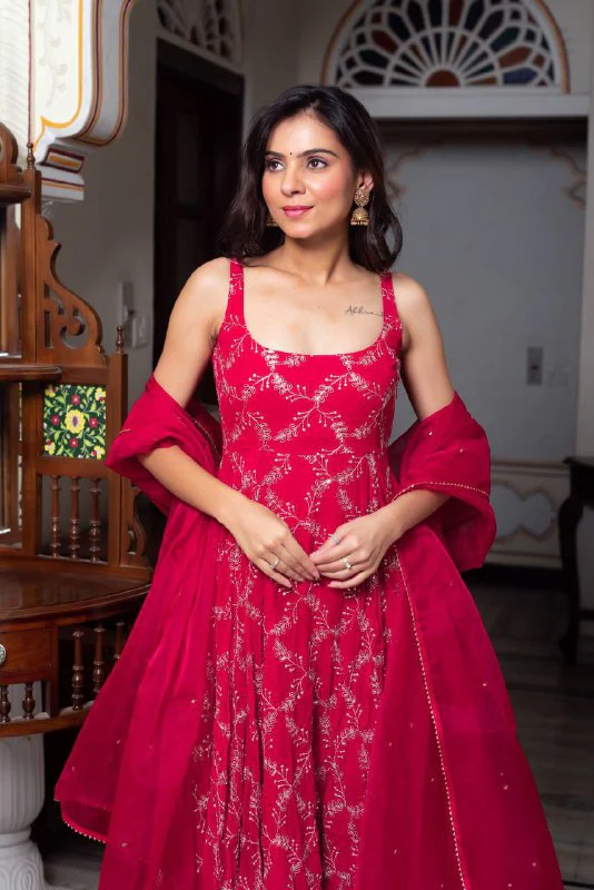 Graceful Red Ensemble for Every Occasion - Image 2