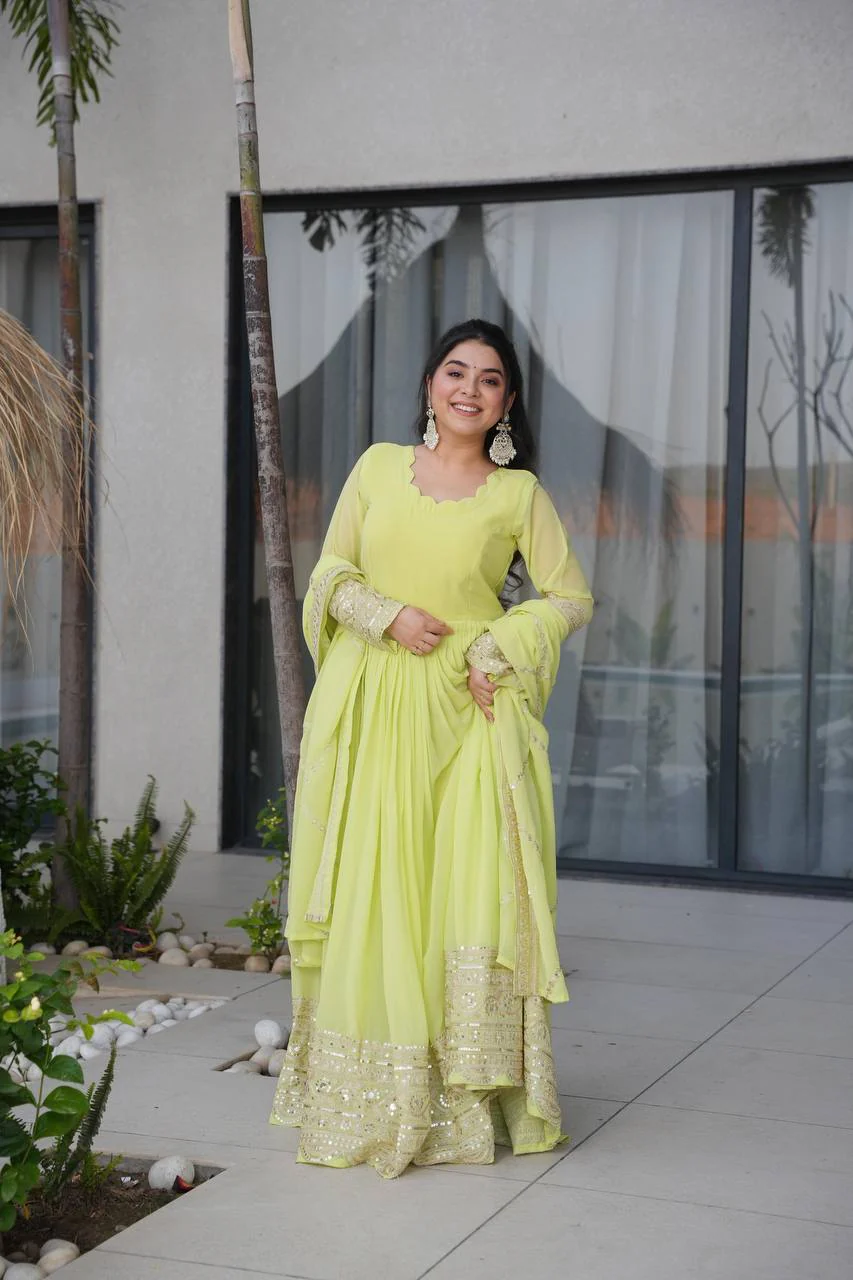 Majestic Attire for Elegant Gatherings - Image 4