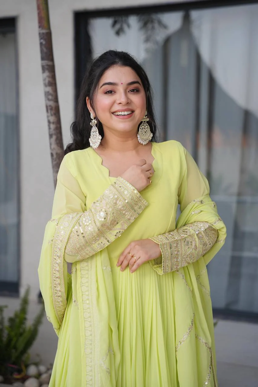Majestic Attire for Elegant Gatherings - Image 5