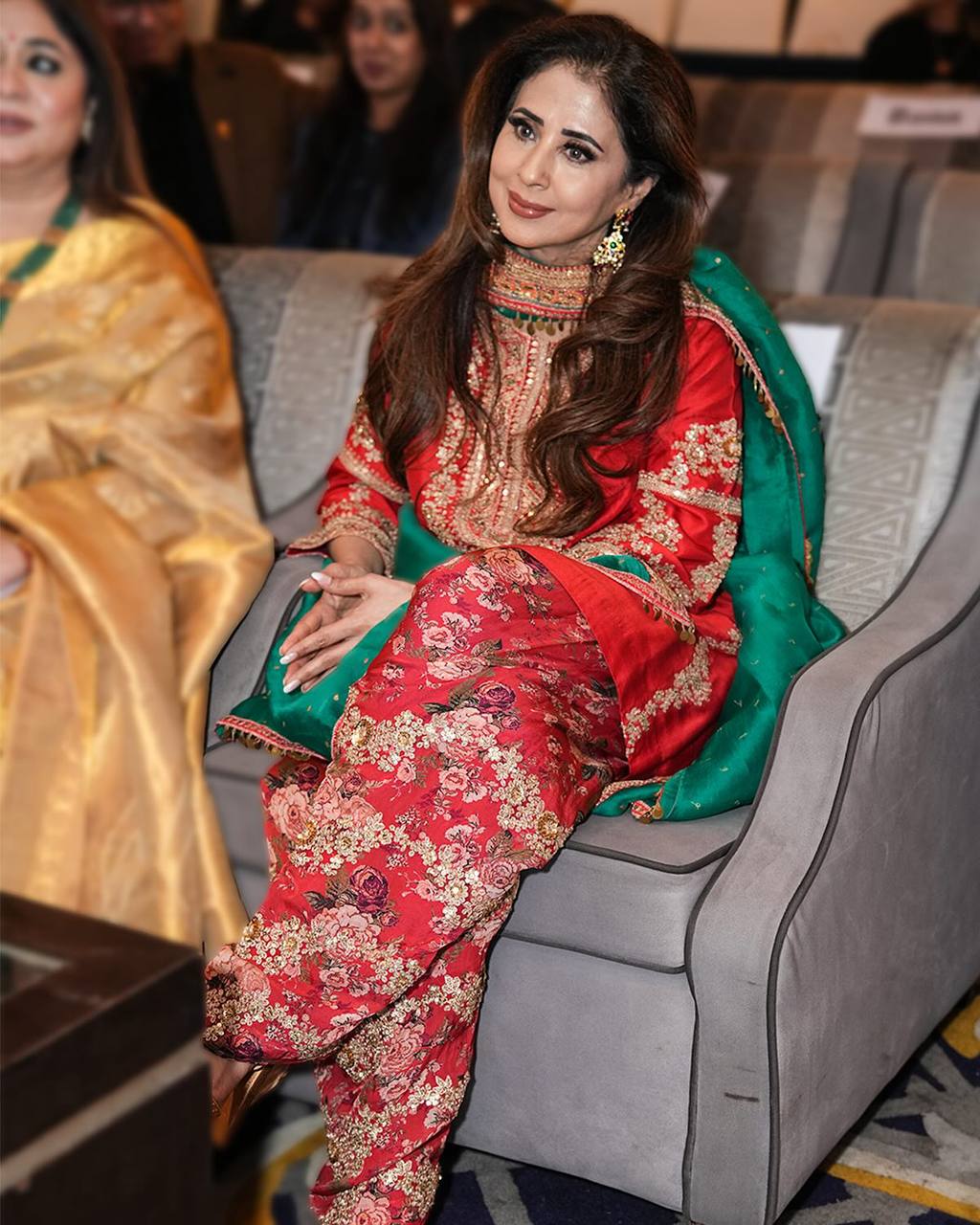 Opulent Allure Dazzling Appearance - Image 3