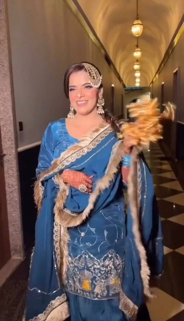 Regal Grace: The Art of Traditional Wear - Image 2