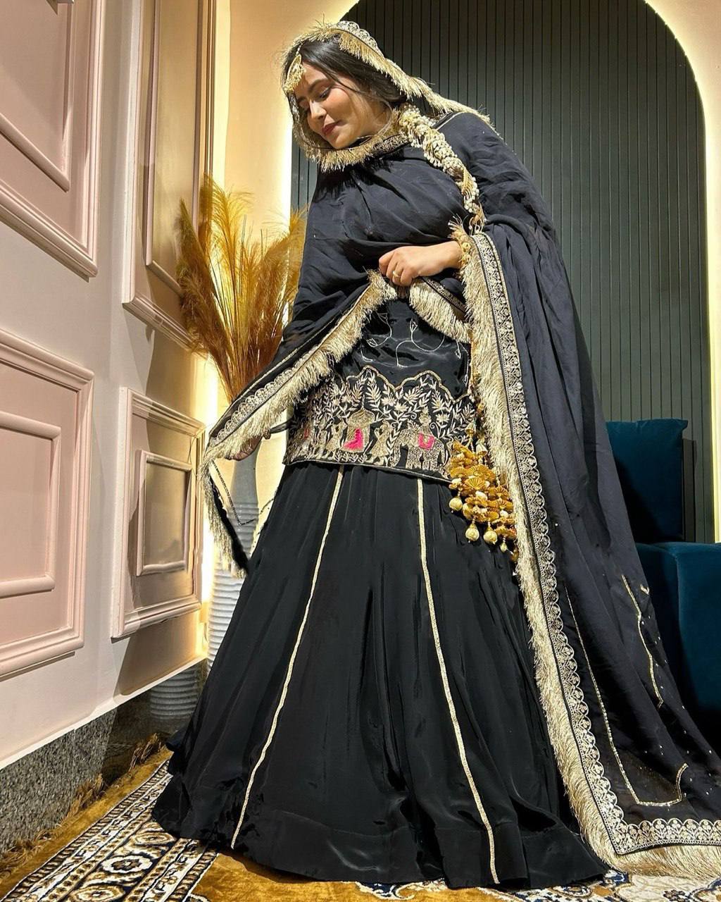 Regal Grace: The Art of Traditional Wear - Image 3