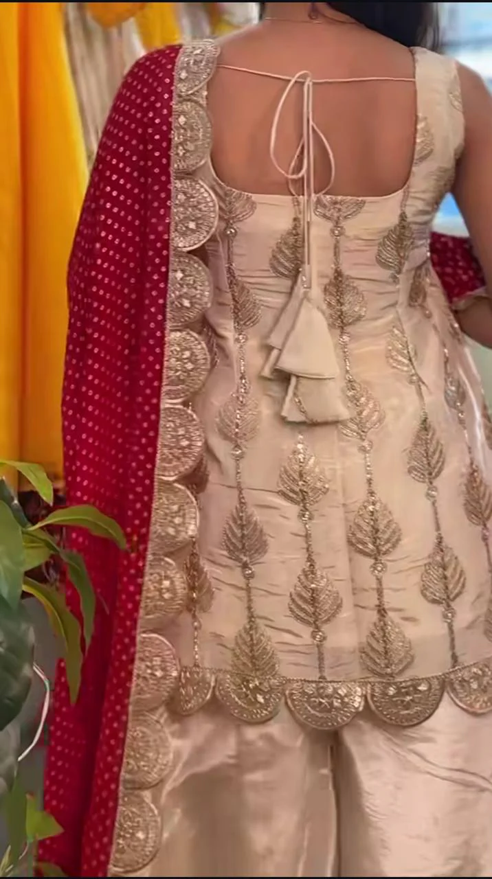 Timeless Beauty in Vibrant Attire - Image 6
