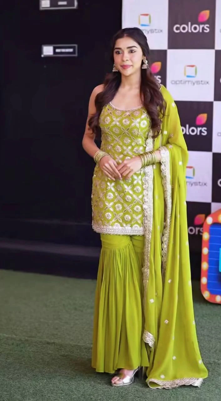 Vibrant Elegance: Green Glamour Unveiled - Image 2
