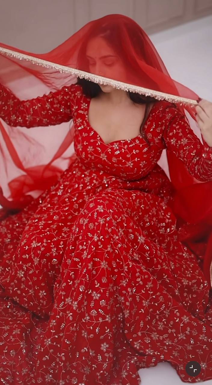 Vibrant Red Attire for Festive Occasions - Image 12